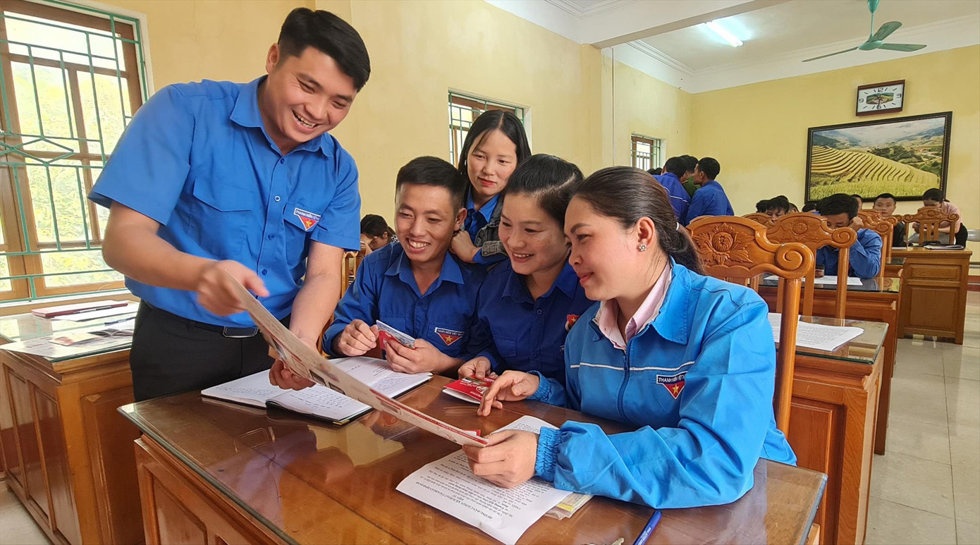 Bí thư đoàn thanh niên huyện Mù Cang Chải - Giàng A Ly (bìa trái) hướng dẫn đoàn viên, thanh niên cài đặt YenBai-S