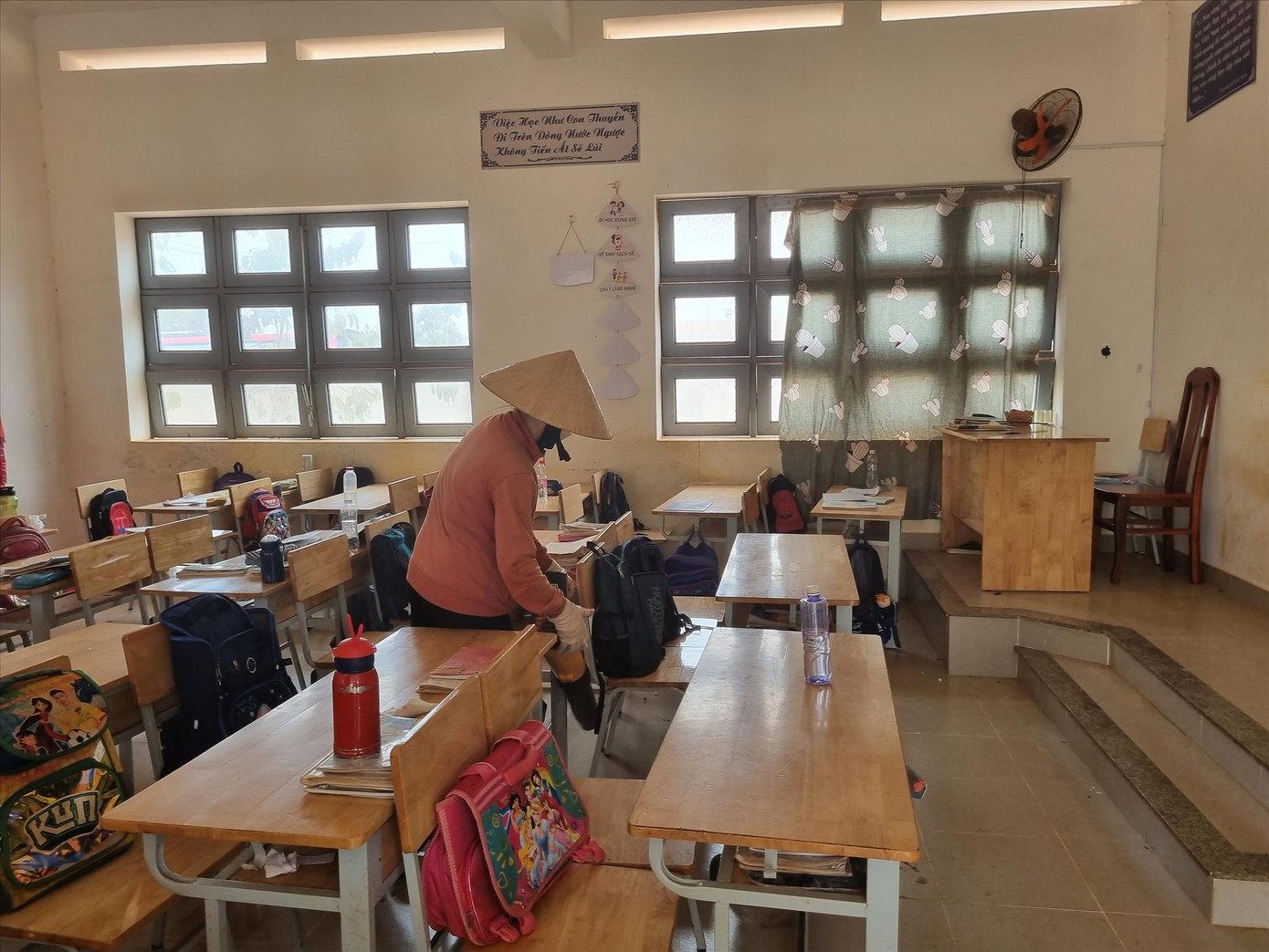 Lao công Trường Tiểu học Bình Sơn phải thổi bụi sau mỗi buổi học