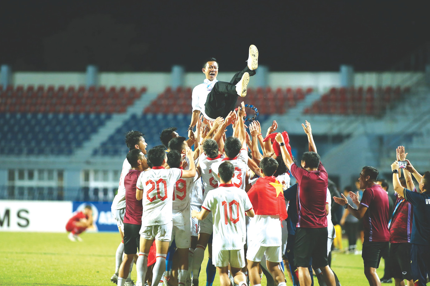 HLV Hoàng Anh Tuấn được các học trò công kênh sau chiến thắng vô địch U23 Đông Nam Á