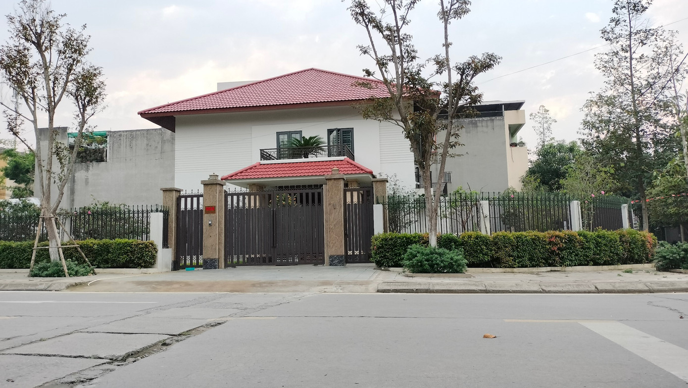 Lô đất diện tích 608,7m2, tọa lạc tại tiểu khu đô thị số 01, phường Bắc Cường, TP Lào Cai của ông Nguyễn Văn Vịnh, cựu Bí thư Tỉnh ủy Lào Cai có nguồn gốc từ nhận chuyển nhượng từ Cty CP Tập đoàn Nam Tiến. Ngày 12/7/2022, ông Nguyễn Văn Vịnh đã tặng thửa đất này cho ông N.Q.M ở TP Lào Cai