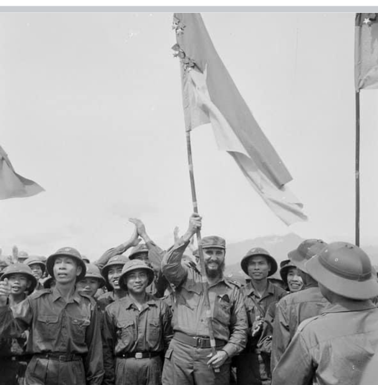 Lãnh tụ Fidel phất cao lá cờ Bách chiến Bách thắng lấp lánh huân chương của đoàn Khe Sanh, quân Giải phóng Huế tại Cứ điểm 241 Tân Lâm . ẢNH: SỸ SÔ