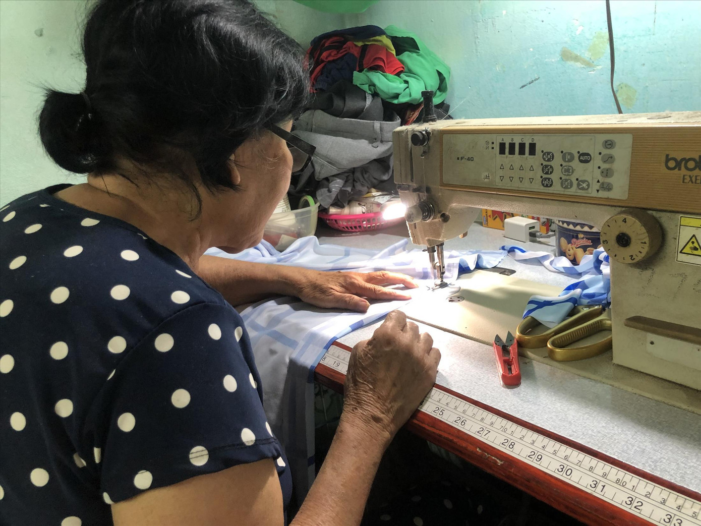 Bị công ty chậm trả lương nhiều tháng qua, bà N. (quận Bình Tân, TPHCM) tìm việc làm thêm tại nhà để có thêm thu nhập. Ảnh: U.P