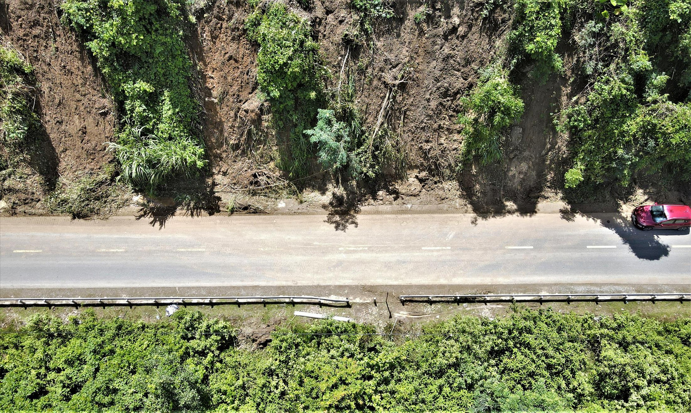 Hiện trường sạt lở đất vùi lấp 2 cô giáo trên đường đi dạy về Hiện trường sạt lở đất vùi lấp 2 cô giáo trên đường đi dạy về