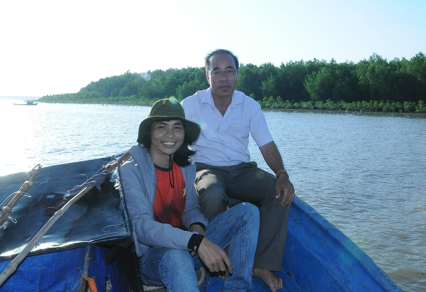 Chủ tịch UBND xã Long Hòa Nguyễn Thanh Cần cùng PV Tiền Phong khảo sát khu vực bãi nghêu khu vực cửa Cung Hầu . Ảnh: Cảnh Kỳ Chủ tịch UBND xã Long Hòa Nguyễn Thanh Cần cùng PV Tiền Phong khảo sát khu vực bãi nghêu khu vực cửa Cung Hầu . Ảnh: Cảnh Kỳ