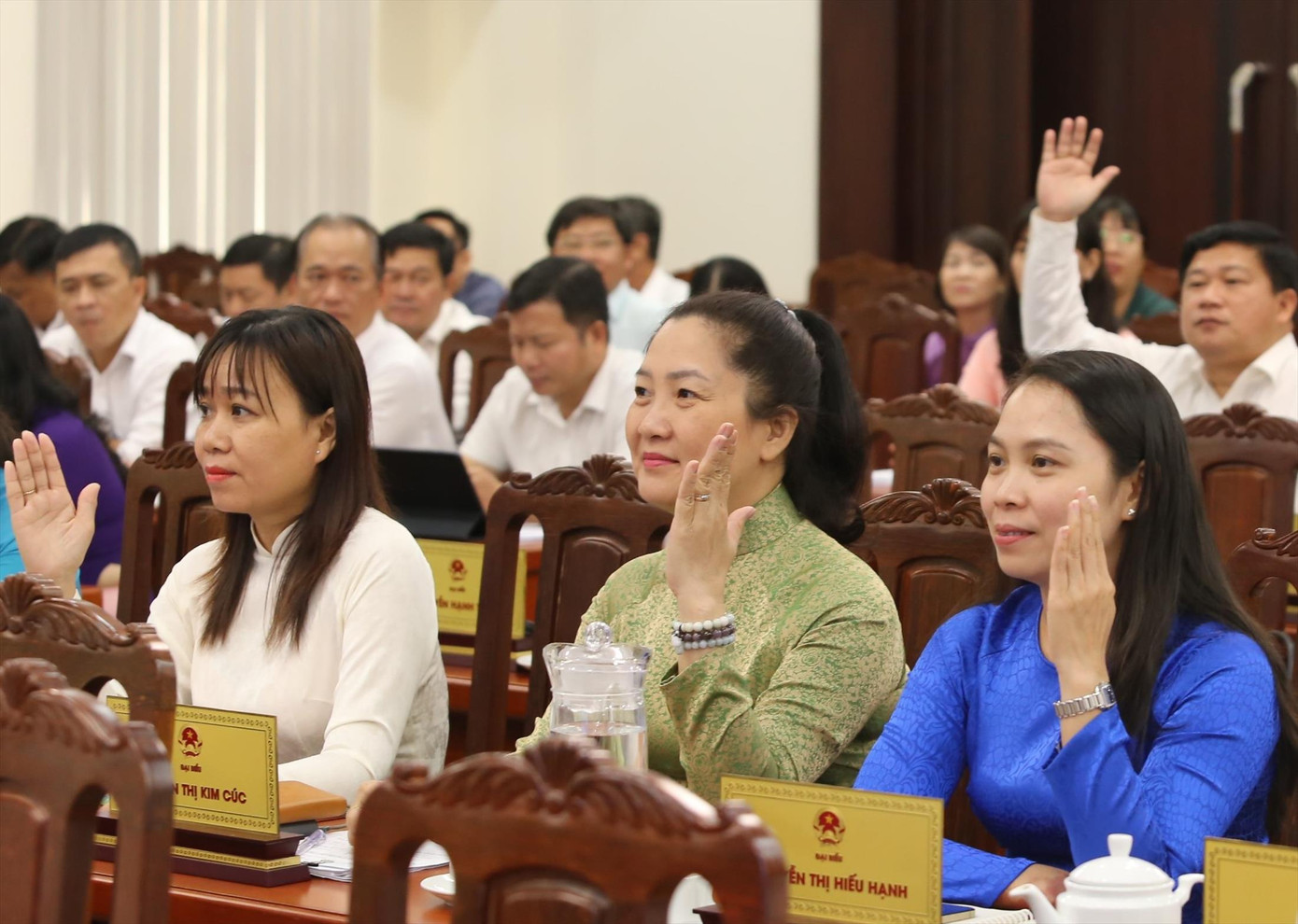 Đại biểu HĐND TP Thủ Đức biểu quyết các nội dung tại kỳ họp. Ảnh: NGÔ TÙNG