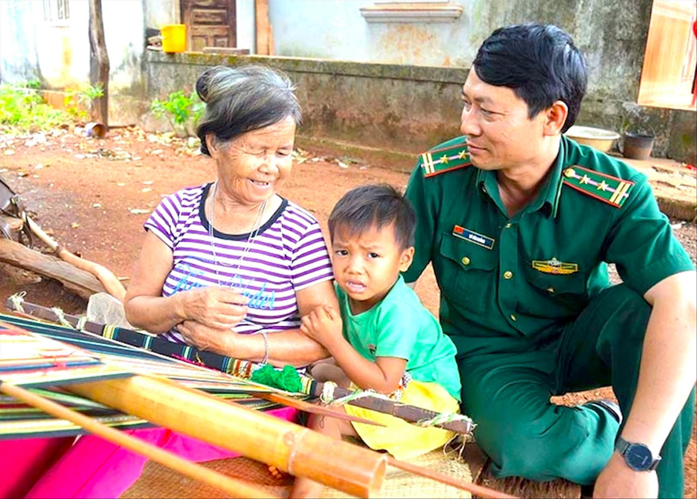Người dân xem trung tá Nguyễn Văn Thành như người con của buôn làng