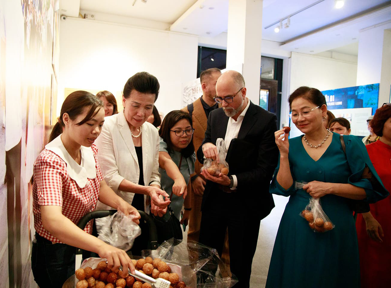 Lê Thị Hoa, nữ lao động di cư giới thiệu về công việc thường ngày của mình trong không gian triển lãm