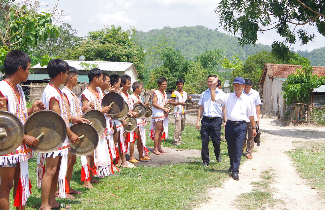 Bà con làng Le, xã Mô Rai vui mừng chào đón đồng chí Bí thư Tỉnh ủy Dương Văn Trang. Ảnh: Văn Tùng Bà con làng Le, xã Mô Rai vui mừng chào đón đồng chí Bí thư Tỉnh ủy Dương Văn Trang. Ảnh: Văn Tùng