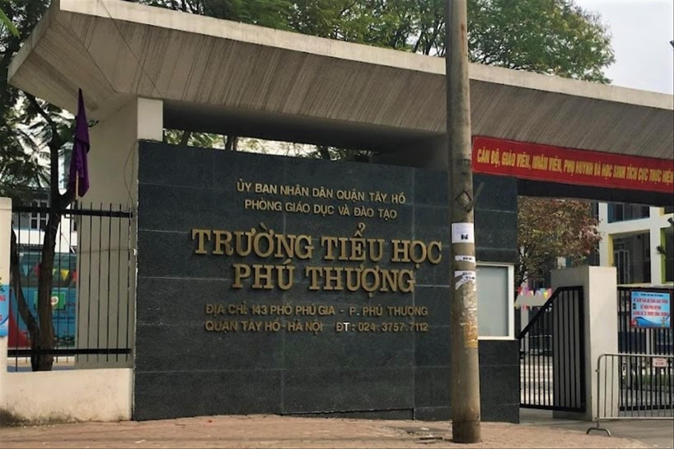 Trường tiểu học Phú Thượng (Tây Hồ, Hà Nội), nơi xảy ra vụ dàn dựng “xin học trái tuyến cho con” để cưỡng đoạt tài sản Trường tiểu học Phú Thượng (Tây Hồ, Hà Nội), nơi xảy ra vụ dàn dựng “xin học trái tuyến cho con” để cưỡng đoạt tài sản