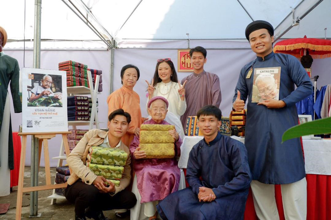 JiH hỗ trợ mệ Trí Huệ quảng bá gối tựa cung đình tại hội chợ hè 2022. Ảnh: Nhóm JiH JiH hỗ trợ mệ Trí Huệ quảng bá gối tựa cung đình tại hội chợ hè 2022. Ảnh: Nhóm JiH