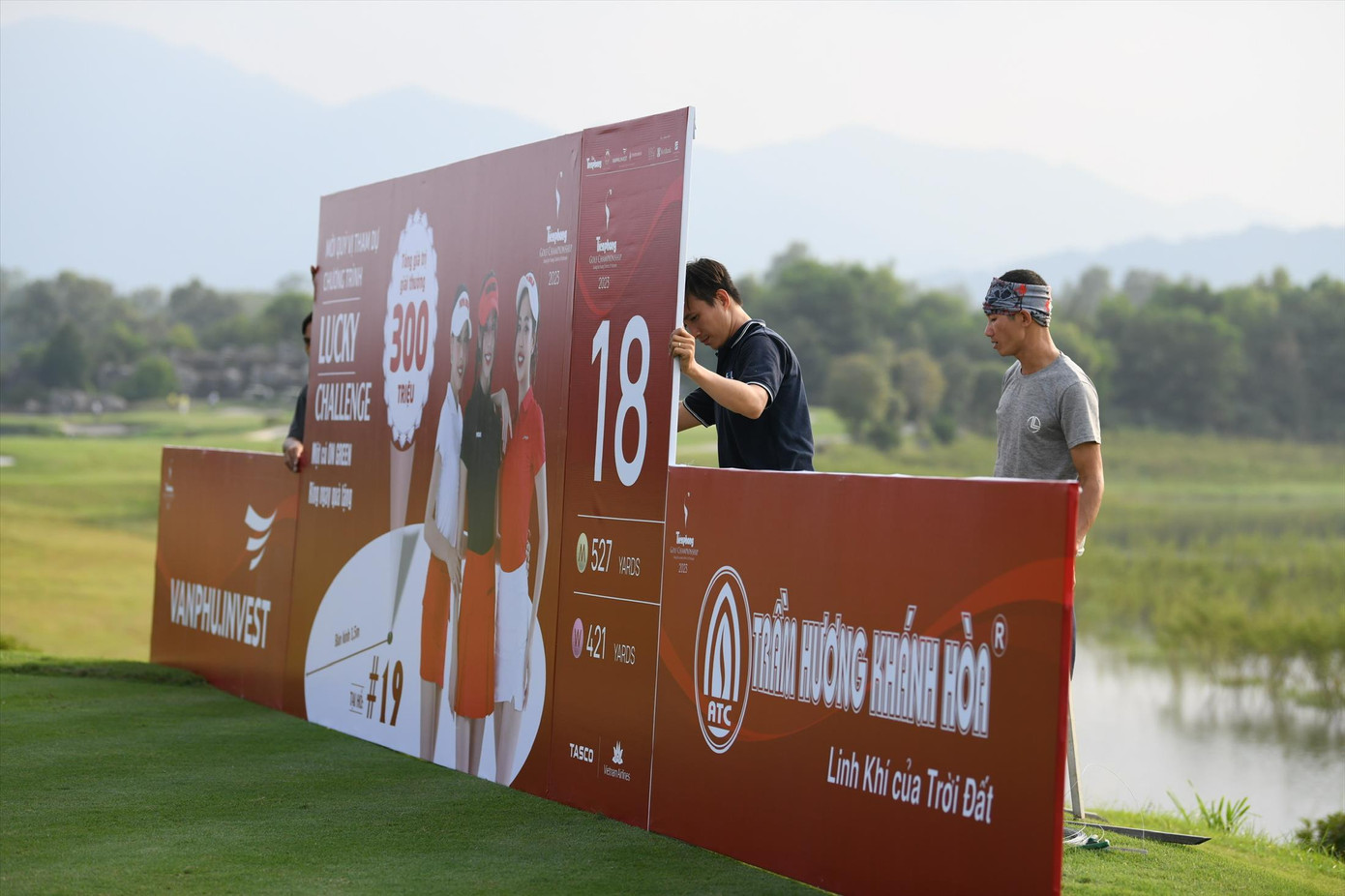 Lực lượng thi công gấp rút hoàn tất lắp đặt các hạng mục trước ngày thi đấu. Ảnh: Như Ý