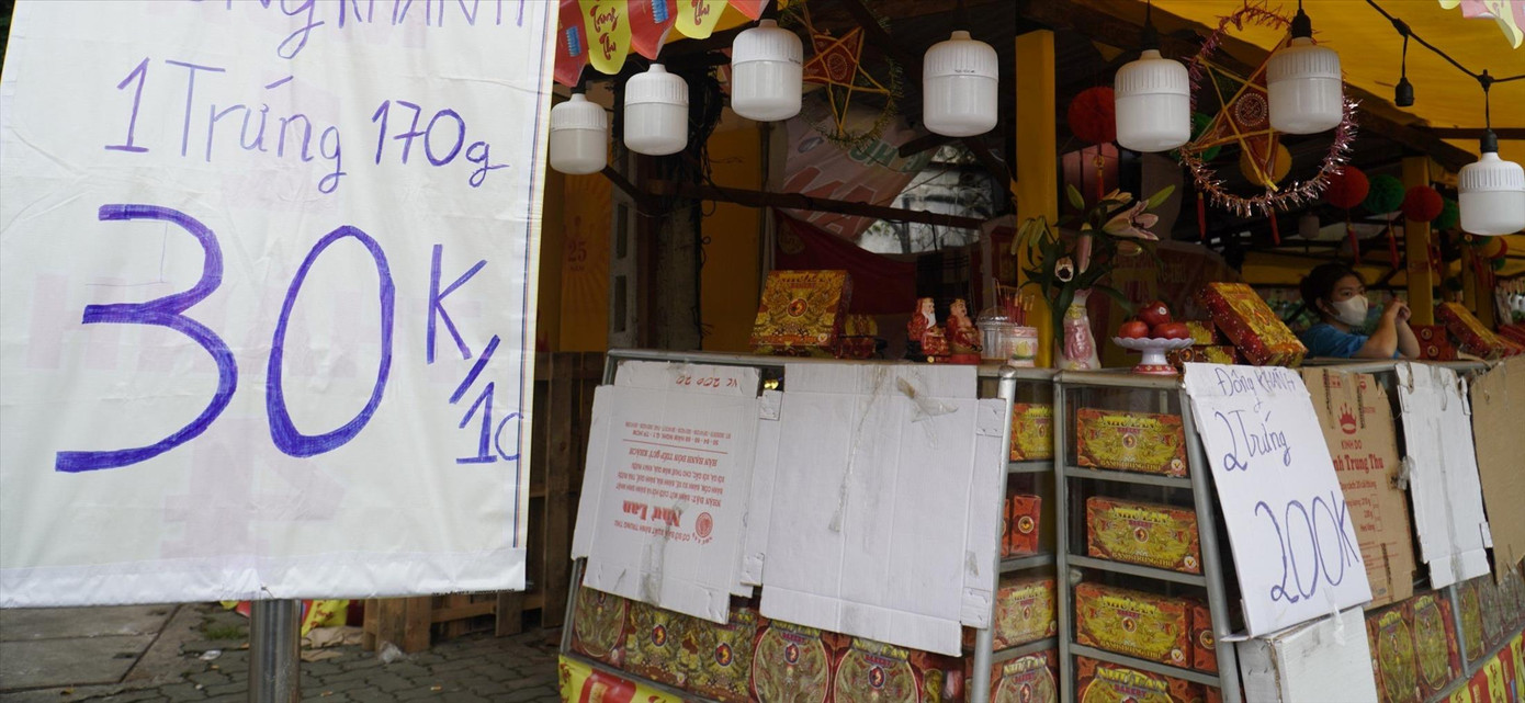 Nhiều điểm kinh doanh bánh trung thu ở TPHCM treo bảng khuyến mãi đậm nhưng vẫn vắng khách mua. ảnh: U.P