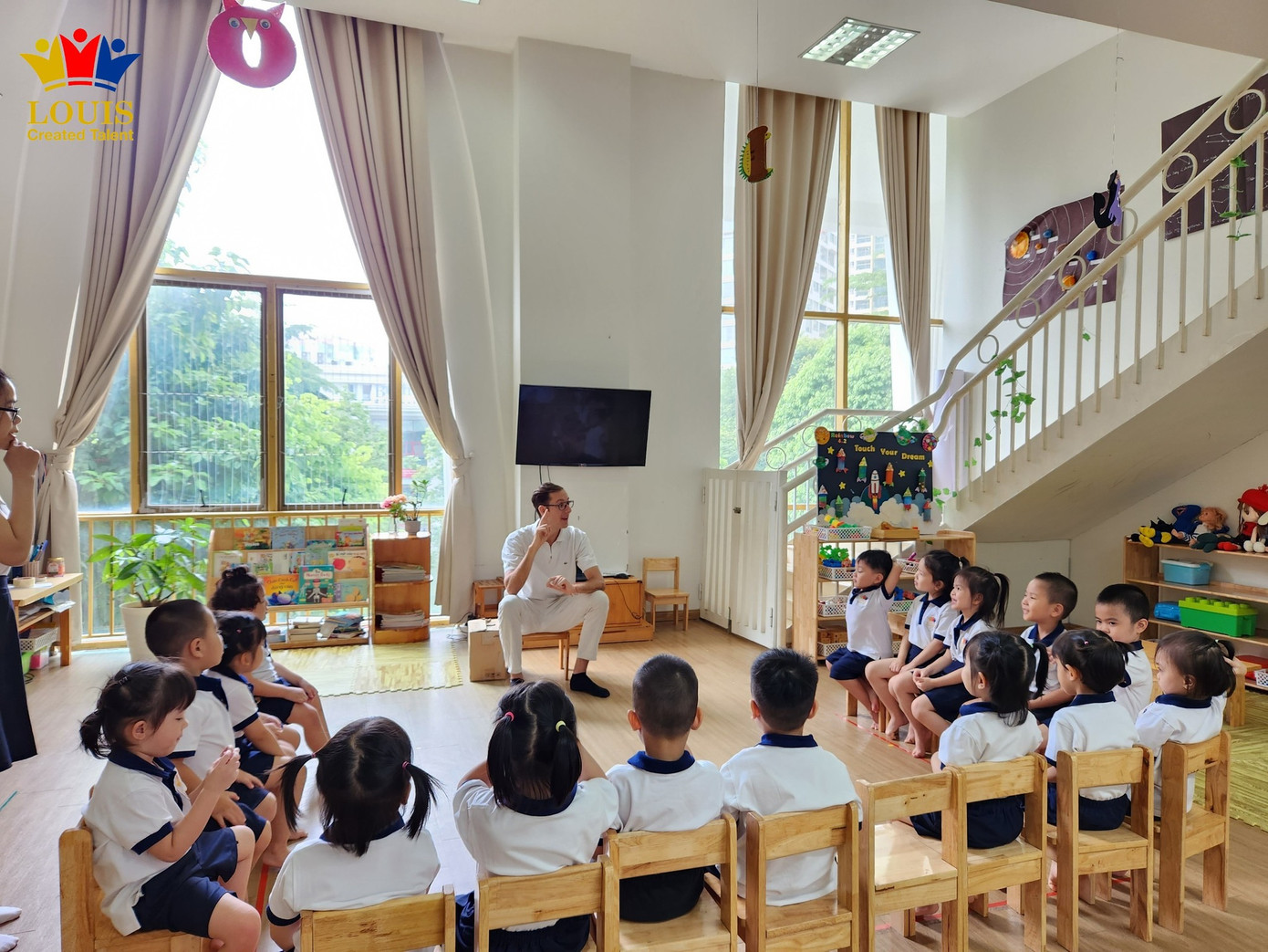 Trẻ sẽ được “tắm” trong môi trường tiếng Anh với giáo viên bản ngữ ít nhất 2h/ngày Trẻ sẽ được “tắm” trong môi trường tiếng Anh với giáo viên bản ngữ ít nhất 2h/ngày