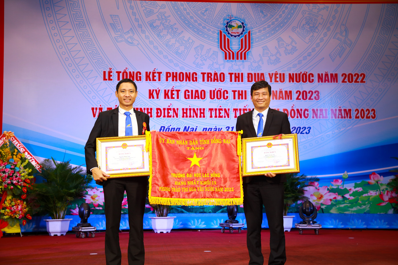 Liên tục nhiều năm liền tập thể giáo viên và sinh viên Trường Đại học Lạc Hồng được Đảng và Nhà nước trao tặng các phần thưởng cao quý vì có nhiều thành tích đóng góp cho giáo dục và đào tạo của nước nhà Liên tục nhiều năm liền tập thể giáo viên và sinh viên Trường Đại học Lạc Hồng được Đảng và Nhà nước trao tặng các phần thưởng cao quý vì có nhiều thành tích đóng góp cho giáo dục và đào tạo của nước nhà