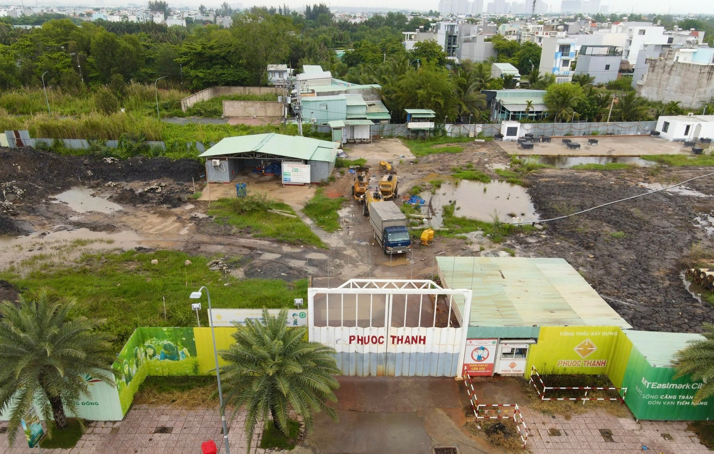 Được làm lễ khởi công trong tháng 4/2022, dự án nhà ở xã hội phường Long Trường, TP Thủ Đức dự kiến đưa ra thị trường khoảng 558 căn hộ nhưng đến nay chưa xây dựng gì. Ảnh: PV.
