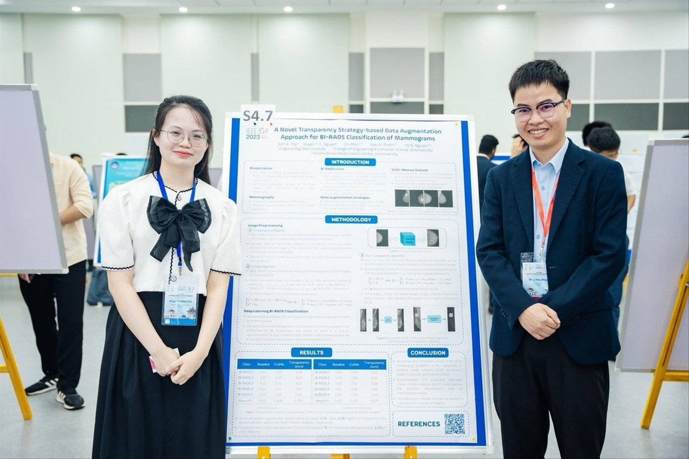 TS. Phạm Huy Hiệu và sinh viên tham gia trình bày nghiên cứu tại hội nghị IEEE Statistical Signal Processing Workshop tổ chức tại VinUni. TS. Phạm Huy Hiệu và sinh viên tham gia trình bày nghiên cứu tại hội nghị IEEE Statistical Signal Processing Workshop tổ chức tại VinUni.