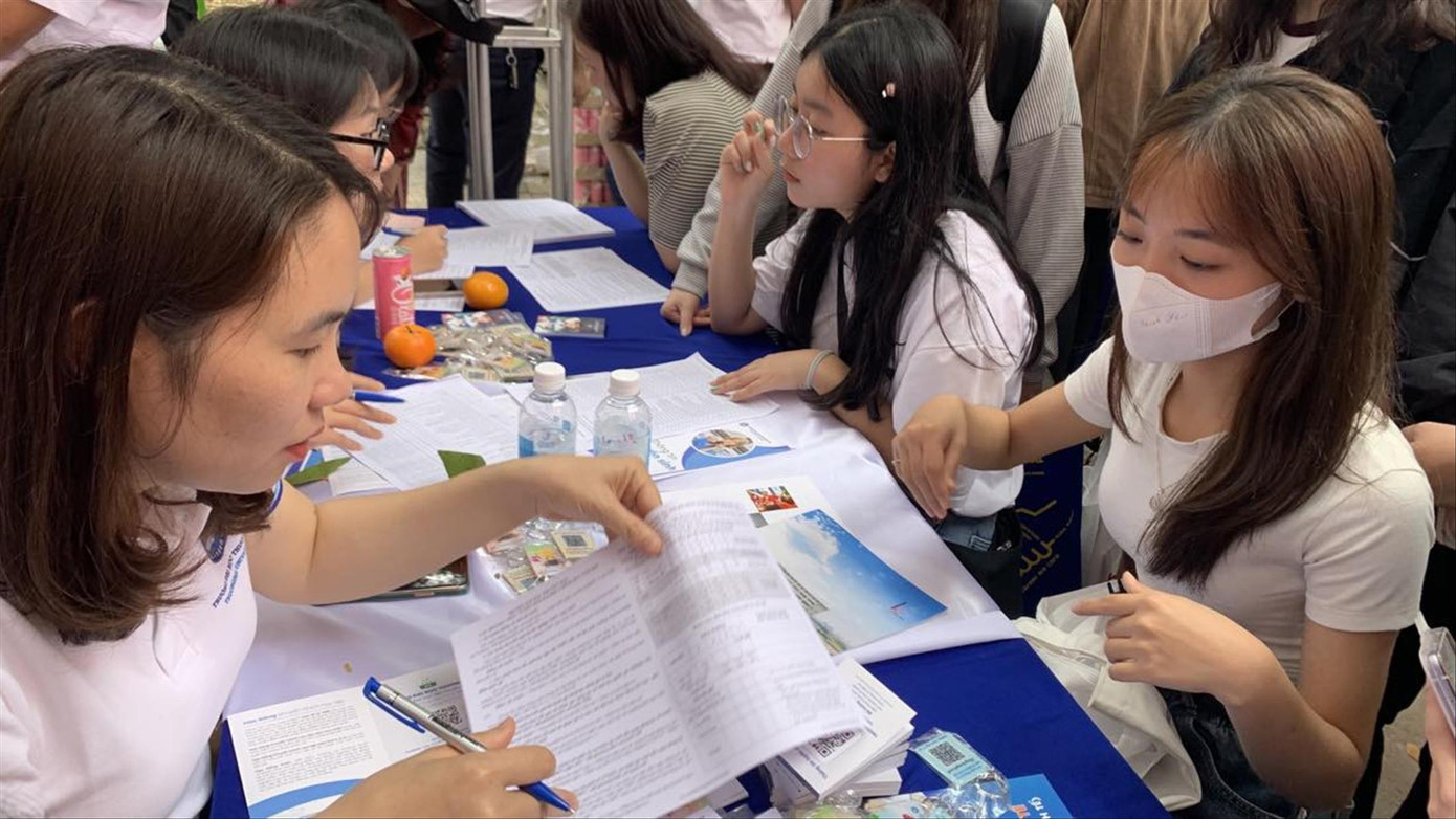 Thí sinh tìm hiểu thông tin tại Ngày hội tuyển sinh tháng 3 vừa qua. Ảnh: Nghiêm Huê