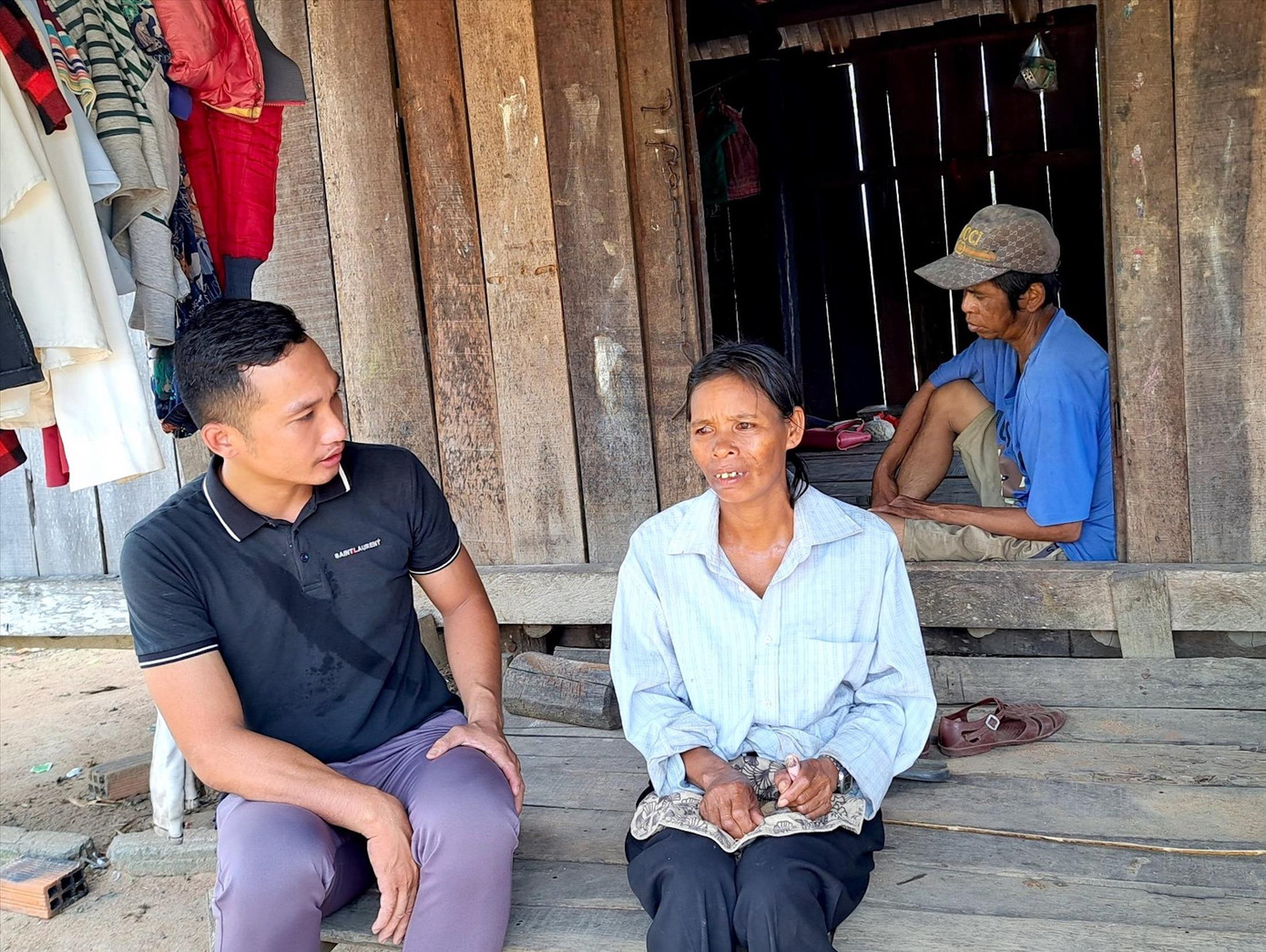 Mọi công việc trong gia đình đều đến tay chị Đinh Bây đang đau ốm Mọi công việc trong gia đình đều đến tay chị Đinh Bây đang đau ốm