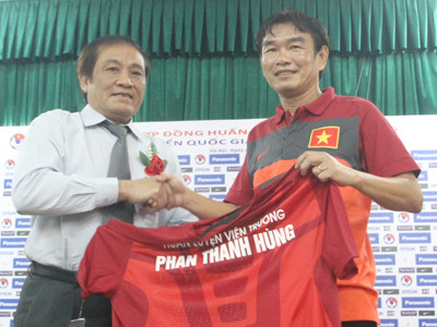 Với cách làm của VFF, sau HLV Phan Thanh Hùng, chẳng thầy nội nào còn thiết tha với chiếc ghế HLV ĐTQG. Ảnh: VSI