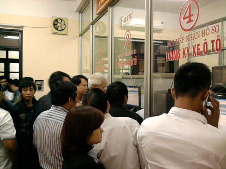 Và chen chân xếp hàng