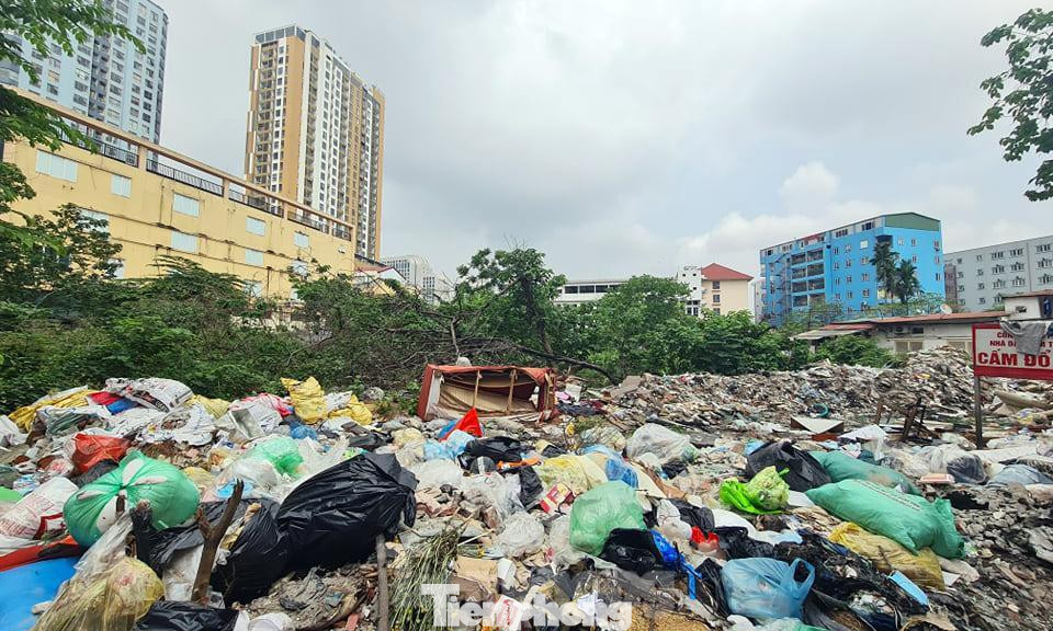 Dự án xây dựng kinh doanh hạ tầng khu đô thị mới Dịch Vọng (quận Cầu Giấy) "dậm chân" 16 năm do vướng GPMB khiến một số khu vực thuộc đất dự án thành nơi đổ rác, phế liệu của người dân gây ô nhiễm môi trường, mất mỹ quan đô thị. Dự án xây dựng kinh doanh hạ tầng khu đô thị mới Dịch Vọng (quận Cầu Giấy) "dậm chân" 16 năm do vướng GPMB khiến một số khu vực thuộc đất dự án thành nơi đổ rác, phế liệu của người dân gây ô nhiễm môi trường, mất mỹ quan đô thị.