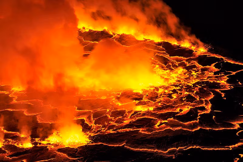 Dung nham, bọt khí cuộn trào mãnh liệt. Dung nham, bọt khí cuộn trào mãnh liệt