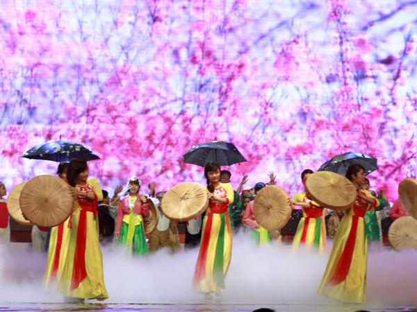 Cùng các em học sinh là màn biểu diễn của các cô giáo