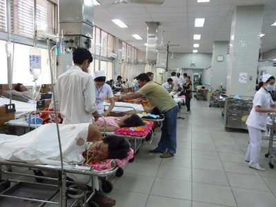 Các bác sĩ khoa cấp cứu BV Chợ Rẫy gần như quên ăn trong những ngày trực Tết . Ảnh: L.N Các bác sĩ khoa cấp cứu BV Chợ Rẫy gần như quên ăn trong những ngày trực Tết