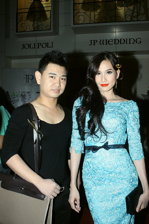 Dương Mỹ Linh đi cùng chuyên gia trang điểm Huỳnh Lợi