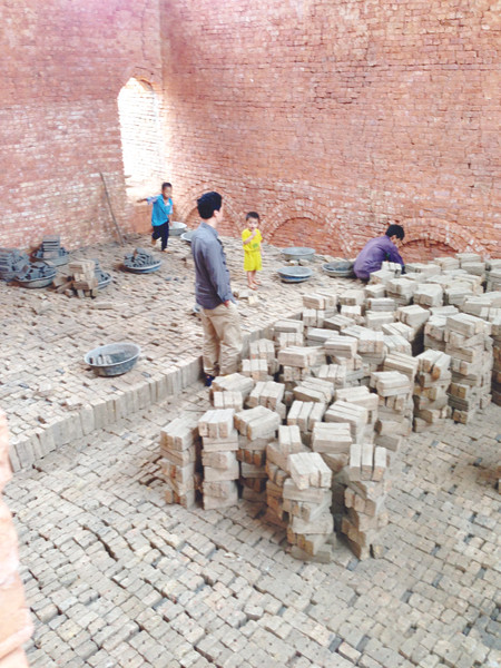 Lò gạch nhà bà Mùi lại chuẩn bị đỏ lửa. Lò gạch nhà bà Mùi lại chuẩn bị đỏ lửa