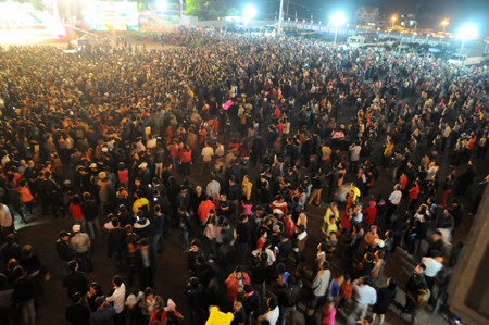 Từ 19h ngày mồng 9 tháng Giêng, hàng ngàn du khách đã có mặt tại khu vực Chùa Trình