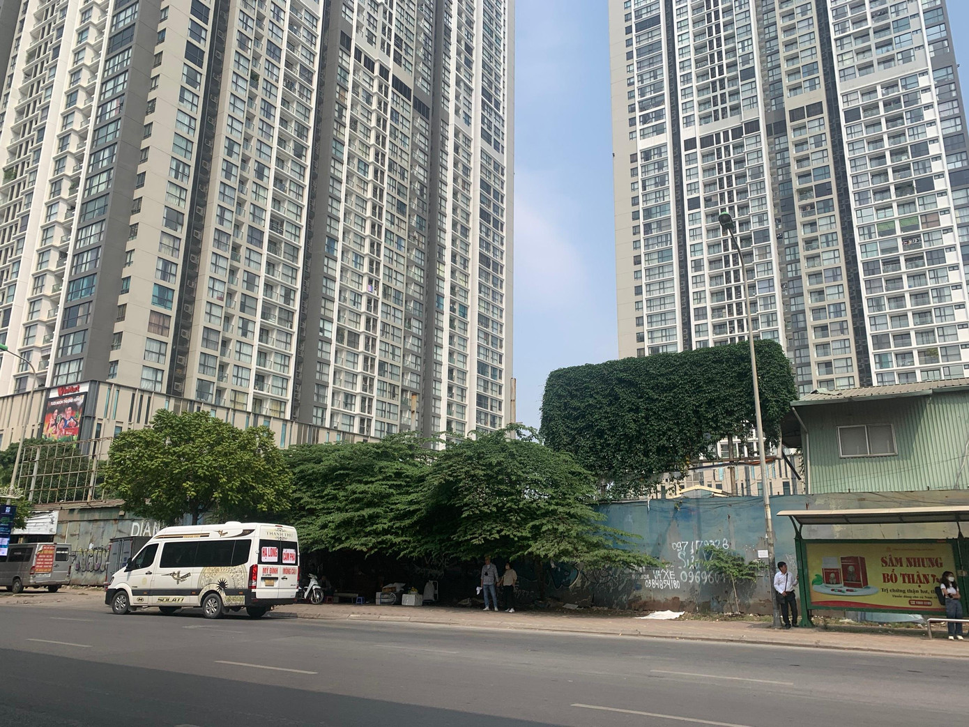 Dự án Nam Đàn Plaza có vị trí đắc địa, nằm trên lô E2.1 rộng gần 10.000 m2, ngay mặt đường Phạm Hùng, gần tòa nhà Keangnam. Được biết, năm 2002, UBND TP Hà Nội đã có quyết định thu hồi 9.584m2 đất tại xã Mỹ Đình, huyện Từ Liêm (nay là phường Mỹ Đình 1, quận Nam Từ Liêm) cho Công ty TNHH dịch vụ xuyên Thái Bình Dương thuê để xây dựng trung tâm tang lễ văn minh. Đến tháng 1/2006, UBND TP chính thức cấp Giấy chứng nhận quyền sử dụng đất cho Công ty TNHH dịch vụ xuyên Thái Bình Dương.