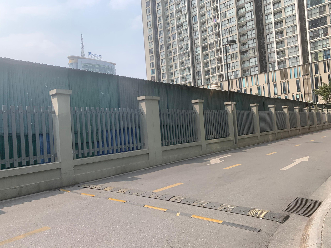 Bên trong dự án Nam Đàn Plaza "mọc" lên nhiều khu nhà tạm, được tận dụng làm nhà lán, kho xưởng.