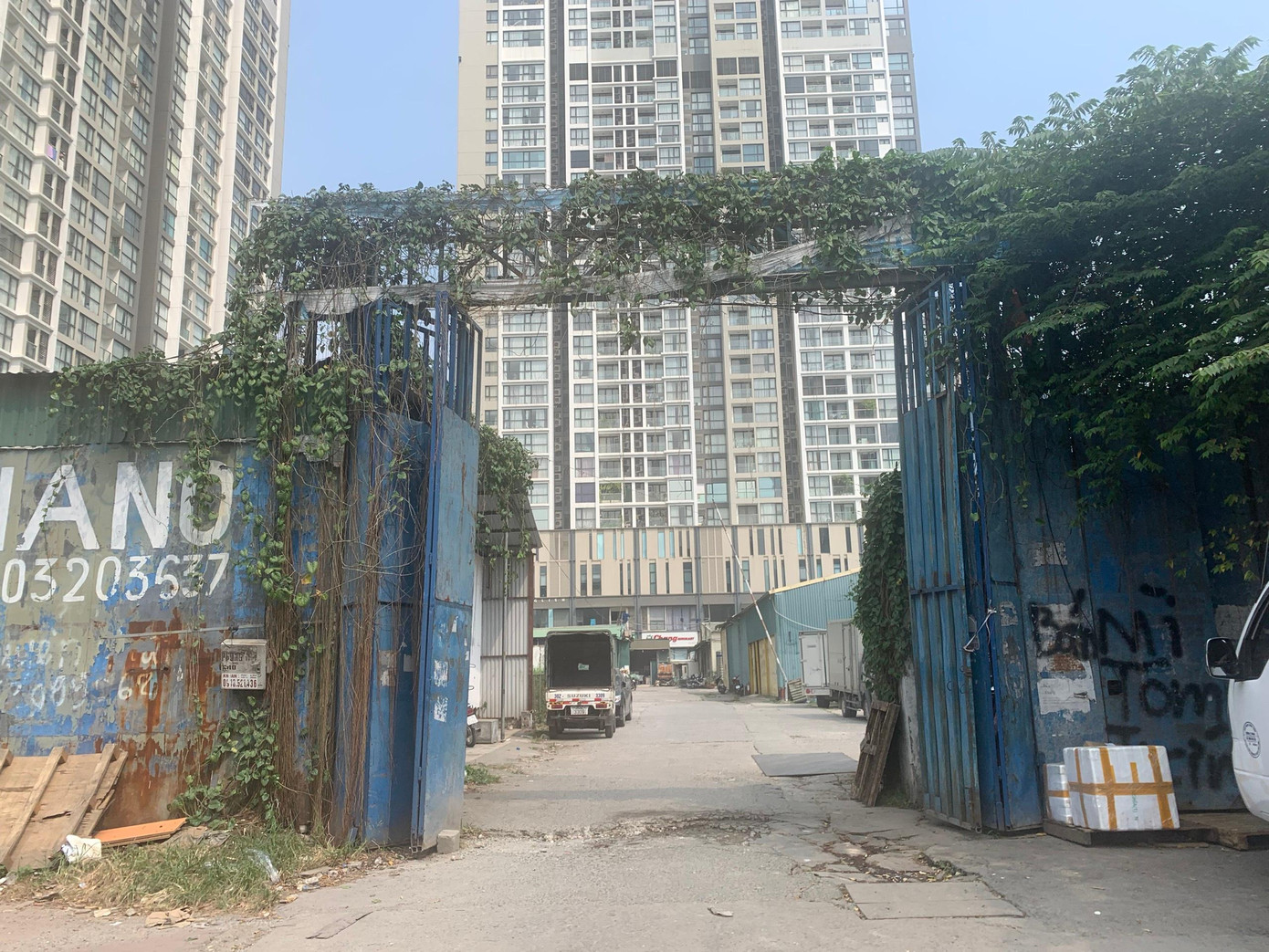 Đến tháng 11/2006, UBND TP Hà Nội cho phép Công ty TNHH Dịch vụ xuyên Thái Bình Dương chuyển đổi mục đích sử dụng đất trên từ mục đích xây dựng Trung tâm Tang lễ văn minh sang xây dựng khách sạn 5 sao. Tuy nhiên, sau nhiều năm dự án vẫn "bất động" bởi các ông chủ sở hữu dự án Nam Đàn Plaza lần lượt vướng vào vòng lao lý.