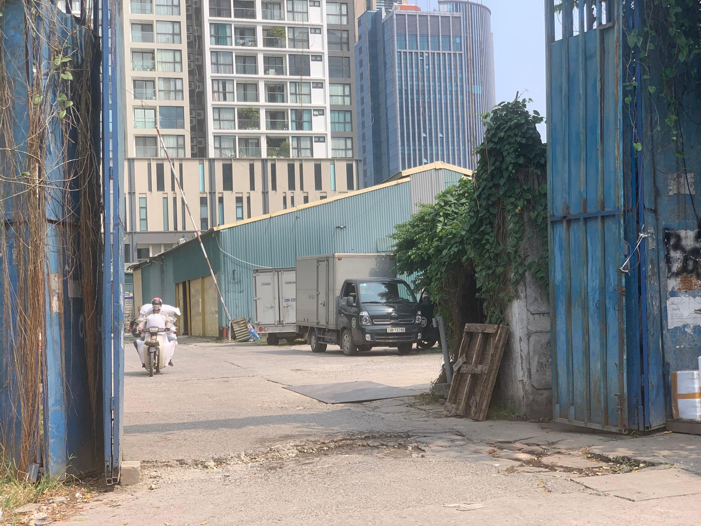 Trong đó, ông Lê Hòa Bình, Chủ tịch HĐQT Công ty 1/5, một cổ đông lớn của dự án Nam Đàn Plaza này bị bắt trong vụ lừa bán khống đất dự án Thanh Hà-Cienco5. Kế đến, hàng loạt các cổ đông khác của dự án Nam Đàn Plaza lĩnh án vì tham ô 49 tỷ đồng trong vụ chuyển nhượng cổ phần bất động sản tại dự án Nam Đàn Plaza. Trong đó, ông Trịnh Xuân Thanh – nguyên Chủ tịch HĐQT Tổng Cty CP xây lắp Dầu khí Việt Nam (PVC) bị tuyên phạt án chung thân về tội “Tham ô tài sản”. Cùng tội danh, nhiều bị cáo khác cũng nhận mức án khác nhau từ 6 đến 16 năm tù.