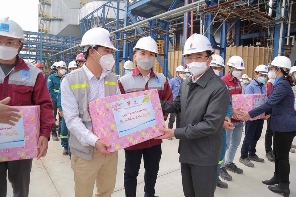Chủ tịch HĐTV Petrovietnam Hoàng Quốc Vượng tặng quà Tết cho người lao động trên công trường. Ảnh PVN Chủ tịch HĐTV Petrovietnam Hoàng Quốc Vượng tặng quà Tết cho người lao động trên công trường. Ảnh PVN