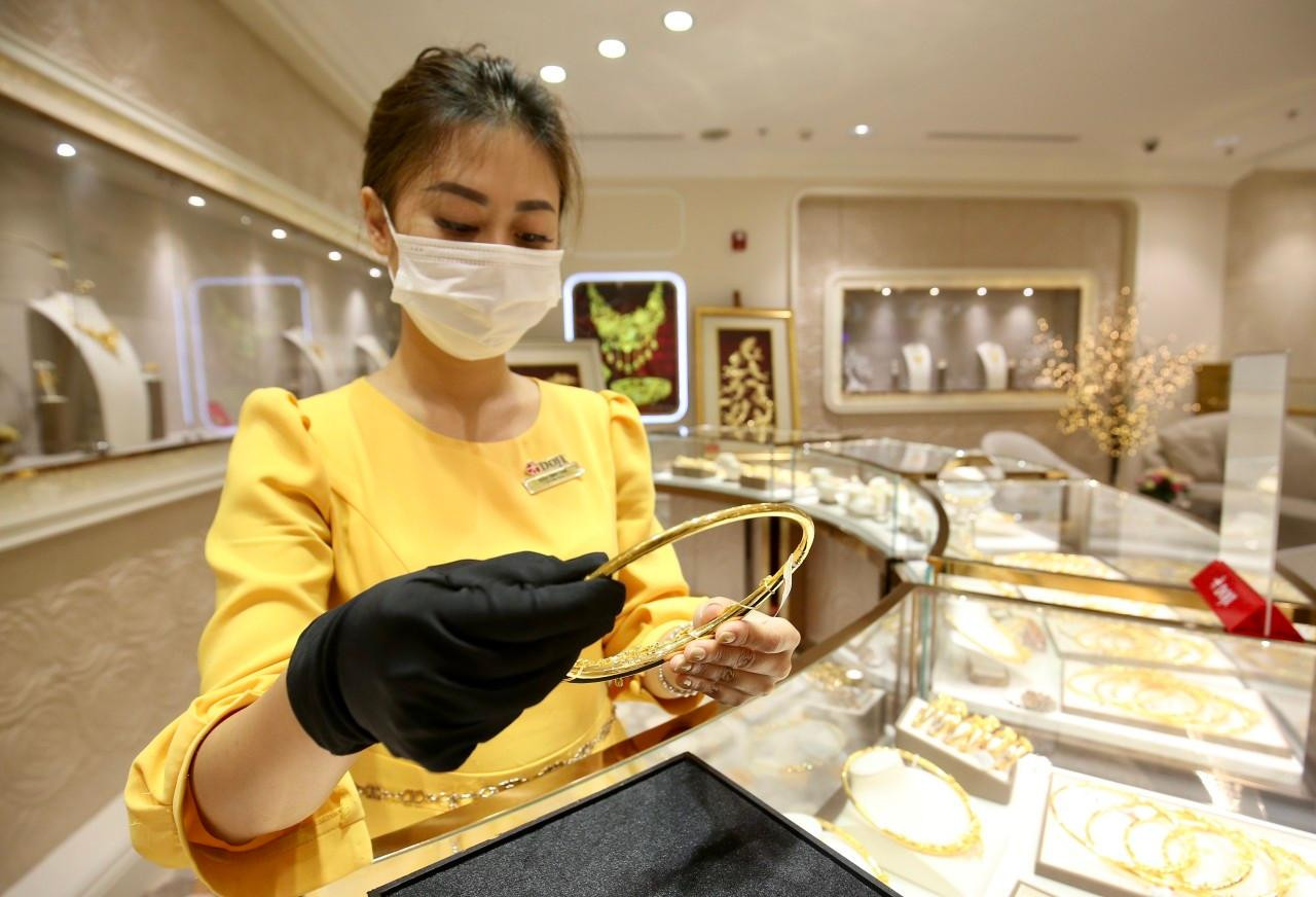 Giá vàng trong nước cao hơn thế giới gần 17 triệu đồng/lượng. ảnh Như Ý Giá vàng trong nước cao hơn thế giới gần 17 triệu đồng/lượng. ảnh Như Ý