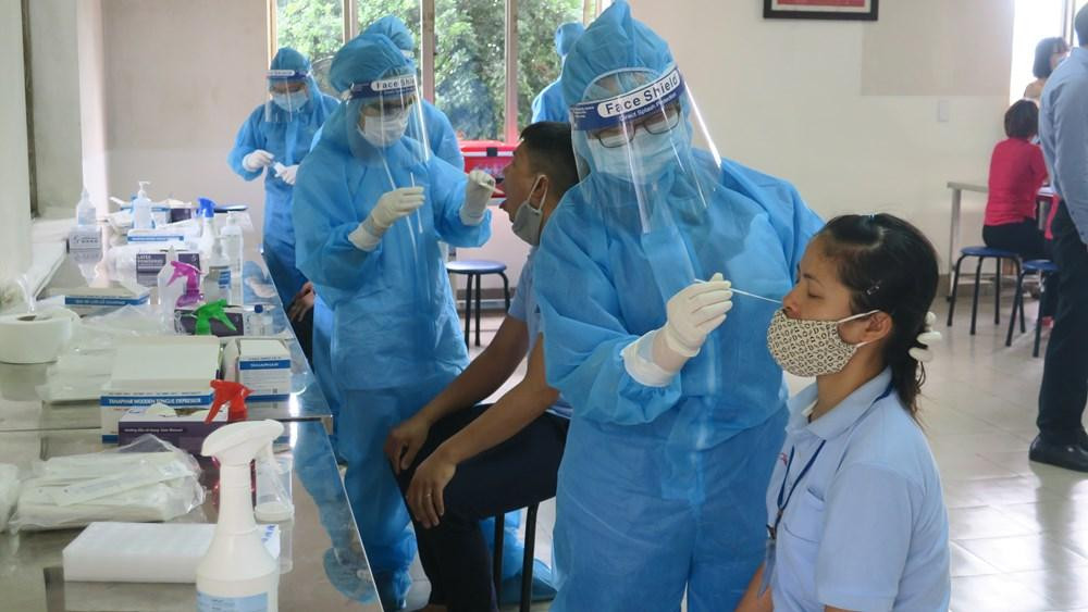 Lấy mẫu xét nghiệm cho công nhân tại KCN. Ảnh HP