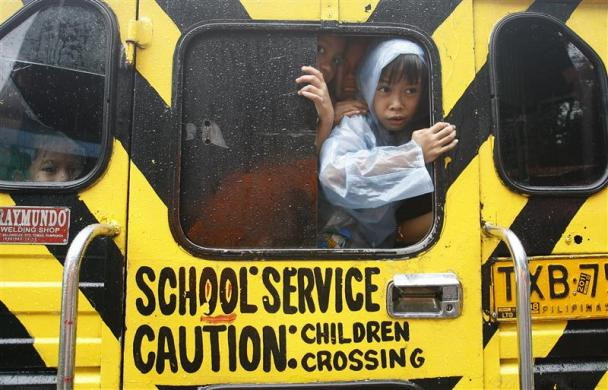 Học sinh trở về nhà sau mấy ngày chạy bão tại thành phố Quezon, Manila