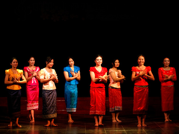Tiết mục của nữ sinh Lào trong đêm văn nghệ chào mừng Đại hội tỉnh Đoàn Điện Biên