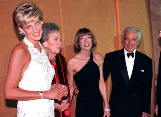 Công nương Diana lộng lẫy, thánh thiện trong bộ váy cưới trắng tinh khiết, hôm 29/7/1981 Mặc bộ Kimôno truyền thống của người Nhật trong chuyến thăm đầu tiên của công nương tới thành phố Kyoto năm 1986. Công nương Diana và cựu Đệ nhất phu nhân Barbara Bush sau khi họ cùng nhau uống cà phê buổi sáng ở Nhà Trắng hôm 5/10/1990 Cùng chồng tới thăm đài tưởng niệm Liệt sĩ Vô danh hôm 2/11/1992. Rực rỡ và đầy quyến rũ trong bộ váy ngắn màu đỏ cùng chiếc giày đỏ khi tới buổi dạ tiệc tại Paris, Pháp, hôm 25/9/1995. Chụp chung với chủ tạp chí Wasshington Post Katherine Graham, biên tập viên tờ Vogue Anna Wintour, và nhà tạo mẫu Ralph Lauren hôm 24/9/1996. Duyên dáng và nổi bật với bộ váy dài thướt tha màu xanh dương trong buổi lễ từ thiện ở Sydney, Australia hồi tháng 11/1996. Cá tính với quần thô và áo sơ mi thụng trắng tại một cuộc họp của Hội chữ thập đỏ Anh hồi tháng 1/1997.