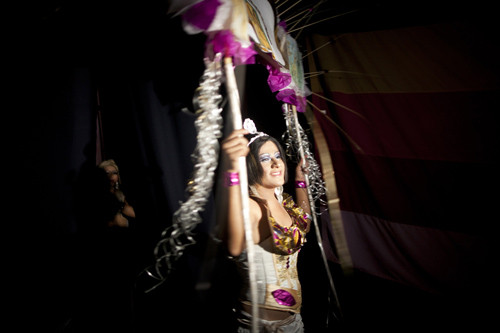 Tylor diện bộ trang phục mà cô đã chuẩn bị sẵn để cùng những người khác cùng tranh tài trong cuộc thi sắc đẹp