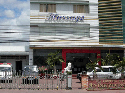 Khách sạn Vinh Phong, Hiếu lập ra một phòng để cất giấu chứng minh nhân dân và hộ khẩu