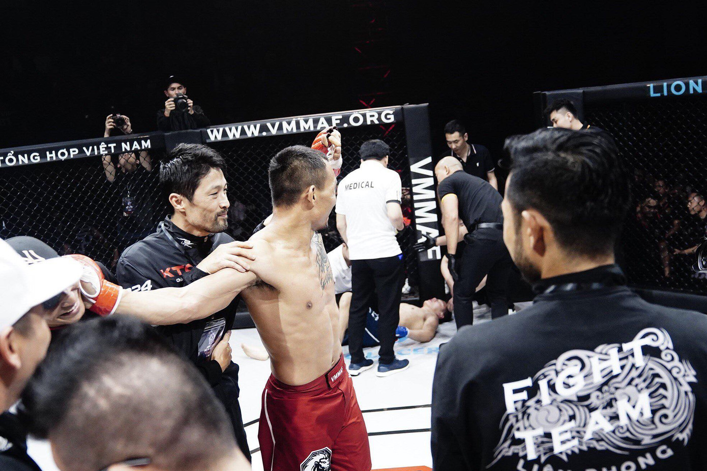 Trần Quang Lộc ăn mừng chiến thắng cùng sư phụ Johnny Trí Nguyễn.