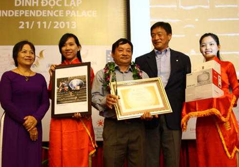 Ông Nick Yoshida (thứ hai từ phải qua), đại diện nhà tài trợ trao giải cho ông Nguyễn Văn Đông (thứ ba từ phải qua) - tác giả bức ảnh 
