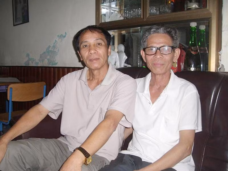 Cựu Phó trưởng CATP Vinh Nguyễn Thanh Huyền (bìa phải) và đồng đội Nguyễn Văn Trưng, những người trực tiếp hỏi cung tướng cướp Toọng ngày ấy