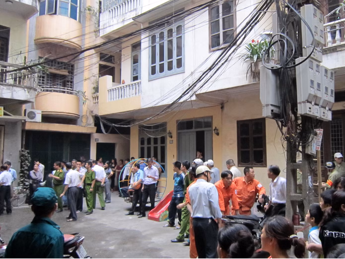 Đông đảo người dân và lực lượng chức năng có mặt tại hiện trường