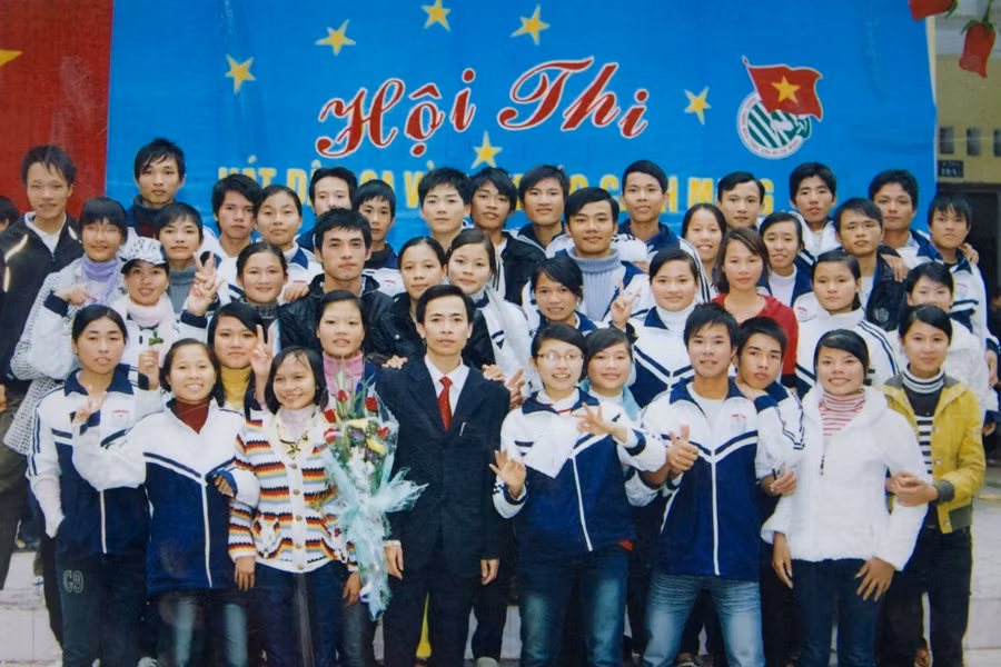 Hoàng Thùy (ngoài cùng bên trái, hàng thứ 3) trong hội thi hát dân ca của trường năm lớp 12