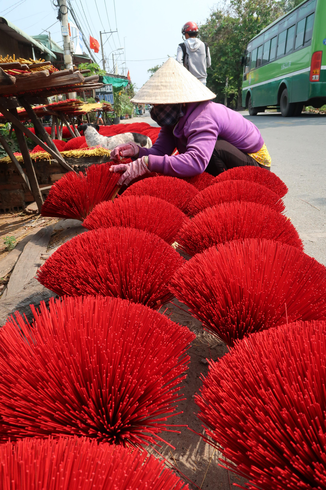 Một số chủ hộ làm nhang cho biết số lượng nhang đưa ra thị trường trong mùa vụ Tết tăng khoảng 30-50% so với thời gian bình thường.