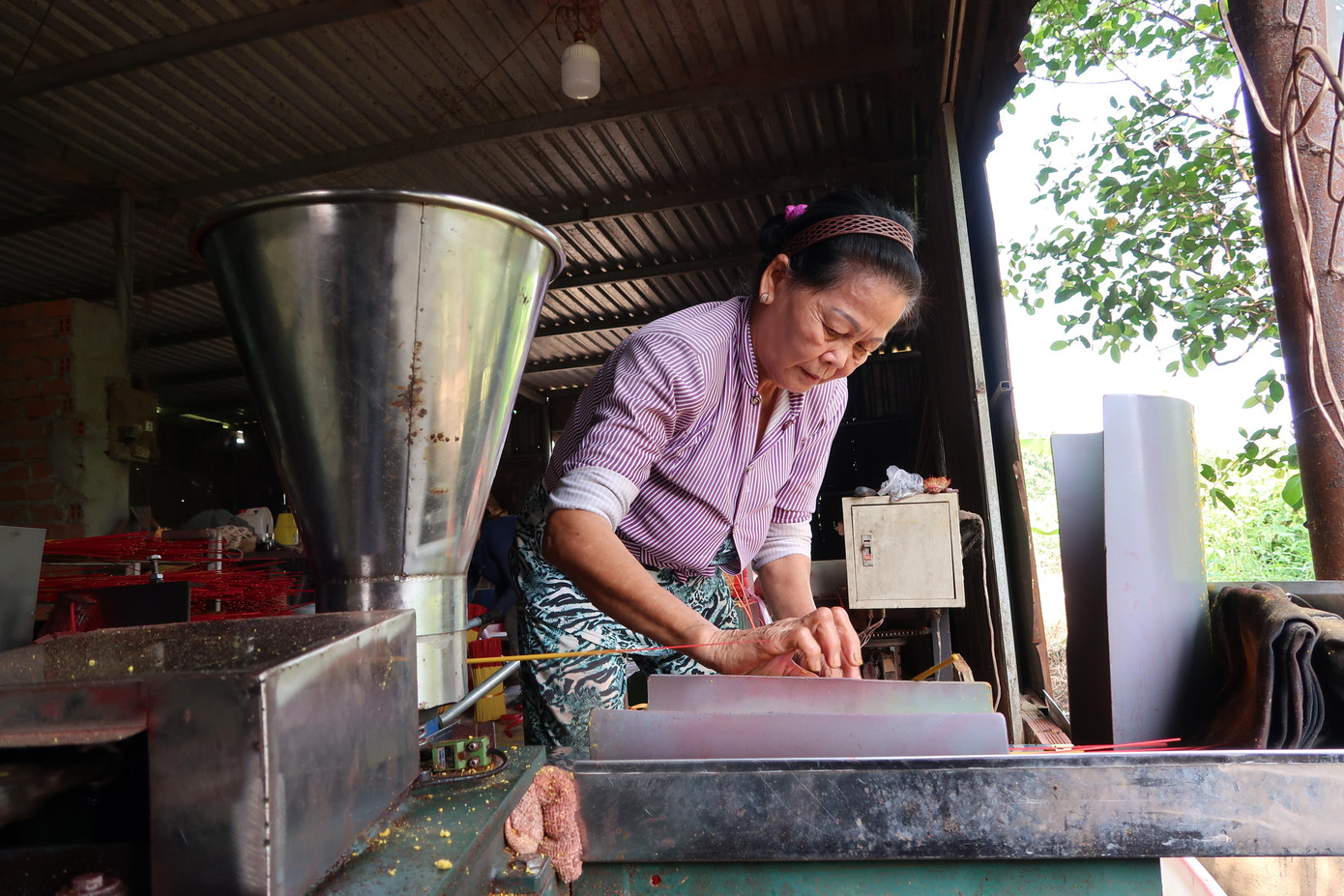 Công đoạn se nhang thủ công giờ đây đã được máy móc thay thế và cho ra sản phẩm đồng bộ và đạt chất lượng hơn so với phương pháp truyền thống trước đây.